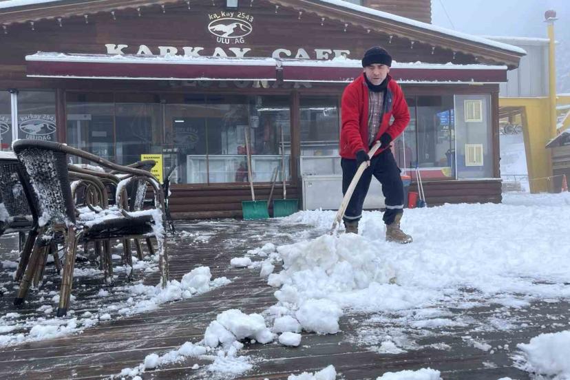 Uludağ’da kar kalınlığı 10 santimetreye yaklaştı