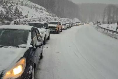 Uludağ’da trafik çilesi, kilometrelerce kuyruk oluştu