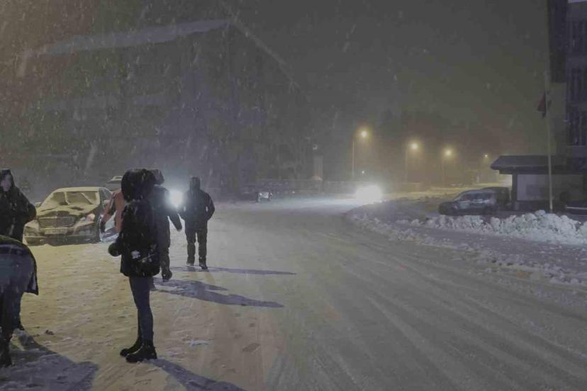 Uludağ’da yoğun kar var...Ekipler yolların kapanmaması için aralıksız çalışıyor
