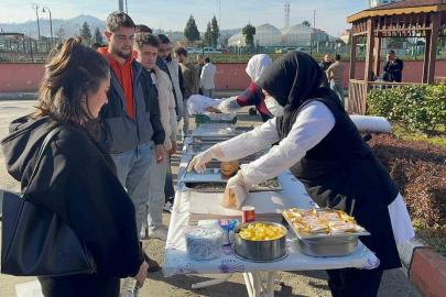 Üniversite öğrencileri hamsi festivaliyle moral depoladı