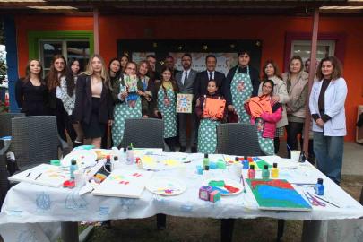 Üniversiteliler, engelli gençleri sevindirdi