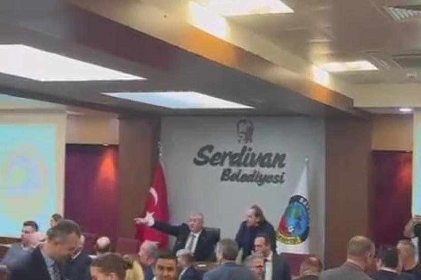 Üniversitelilerin izlediği meclis toplantısında arbede: Başkan Çelik’ten ‘Siz kimsiniz’ tepkisi