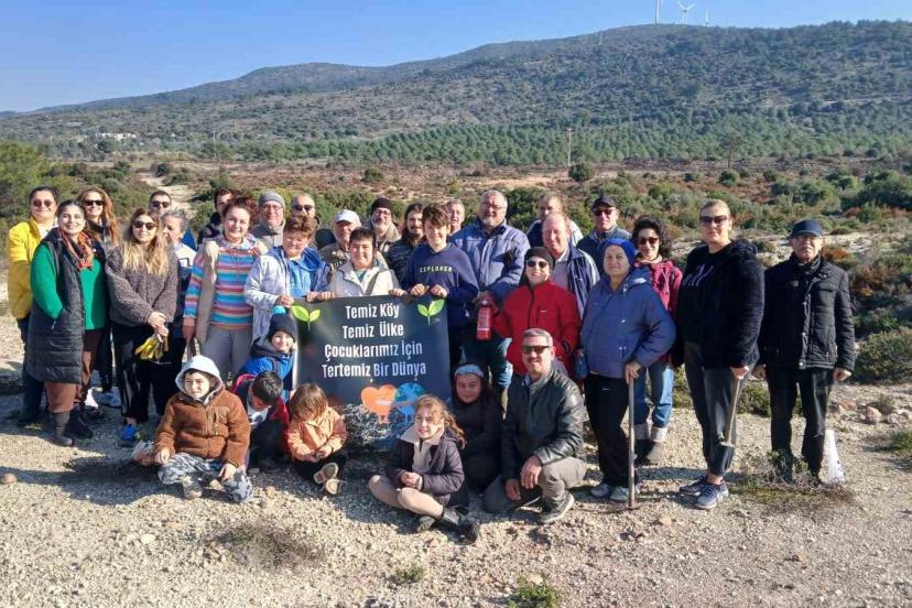 Urla’da yanan orman için umut yeşerdi: 500 meşe palamudu toprakla buluştu