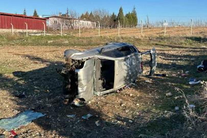Uşak’ta otomobil tarlaya devrildi: 1’i bebek 5 yaralı