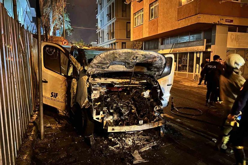 Üsküdar’da park halindeki araç alev alev yandı: O anlar kamerada