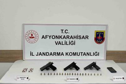 Uyuşturu ve ruhsatsız tabancalarla yakalanan şahıs tutuklandı