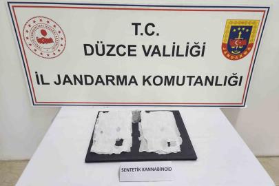 Uyuşturucu maddeyi peçeteye emdirip ayakkabısına saklamış