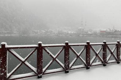 Uzungöl beyaz gelinliğini giydi, kar kalınlığı 15 santimetreye ulaştı