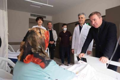 Vali Aydoğdu hastanede tedavi gören hastaları ziyaret etti