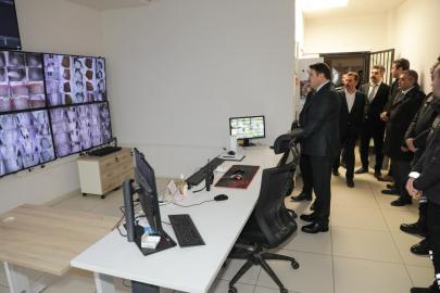 Vali Işın’dan İl Göç İdaresi Müdürlüğü Geri Gönderme Merkezi’nde denetim