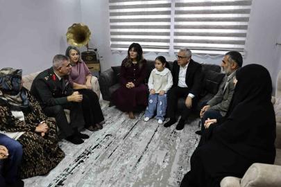 Vali Şimşek babası asker olan minik Gökçe’yi daveti üzerine evinde ziyaret etti