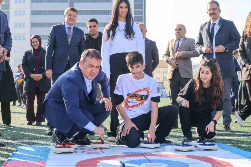 Vali Sözer, özel çocuklarla oyun oynadı