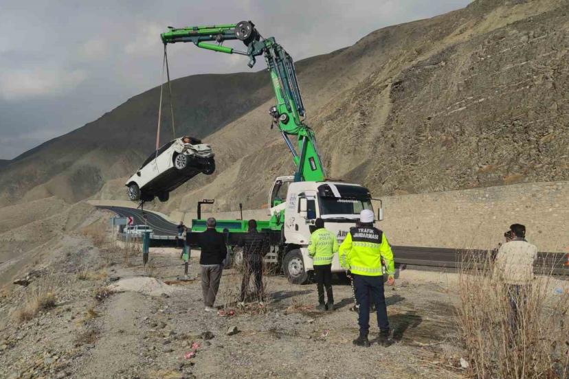 Van’da 3 gence mezar olan otomobil, sudan çıkarıldı