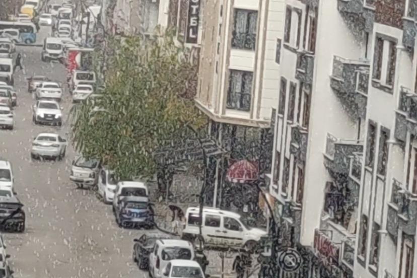 Van’da dolu yağışı şehri beyaza bürüdü