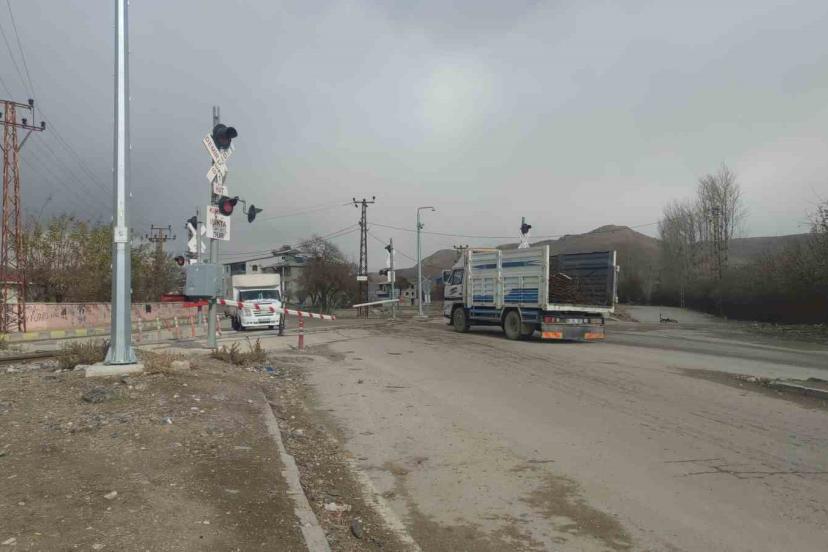 Van’da hemzemin geçitte ışık arızası trafiği kilitledi