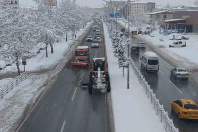 Van’da kar yağışı hayatı olumsuz etkiliyor