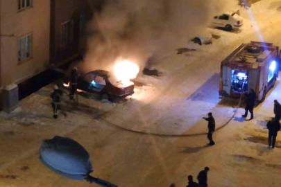 Van’da park halindeki otomobil alev alev yandı