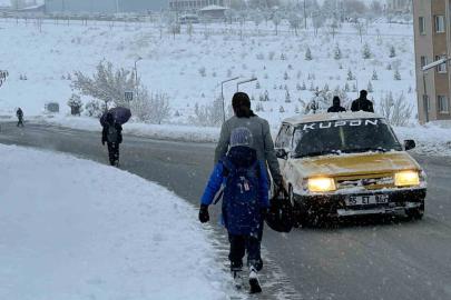 Van’da yoğun kar yağışı: Uçak seferleri rötar yaptı