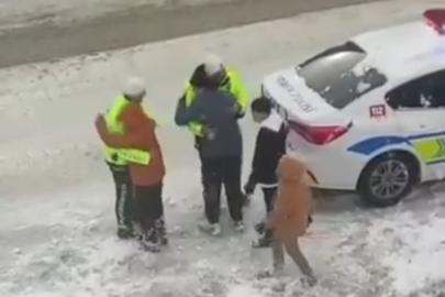 Van’da yürekleri ısıtan görüntüler: Trafik polisleri çocuklarla kartopu oynadı