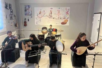 Vefalı eş, hayatını kaybeden kocasının anısına kütüphane ve müzik atölyesi kurdu