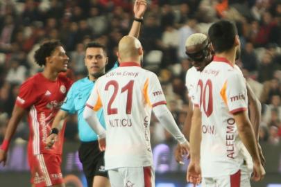 Victor Osimhen cezalı duruma düştü