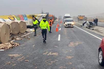 Yaban hayvanı kazaya yol açtı: Devrilen tırın üzerindeki demir plaka başka bir tıra çarptı