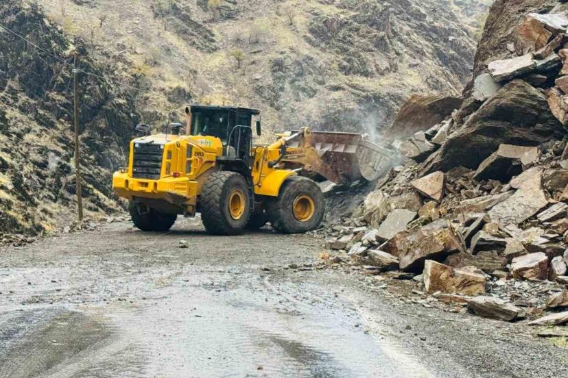 Yağış sonrası kopan kaya parçaları yolu ulaşıma kapattı