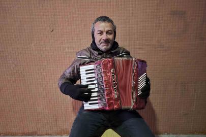 Yağmur, soğuk demeden enstrümanını çalıyor