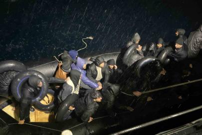 Yağmurun altında denizde sürüklenen göçmenlere sahil güvenlik yetişti