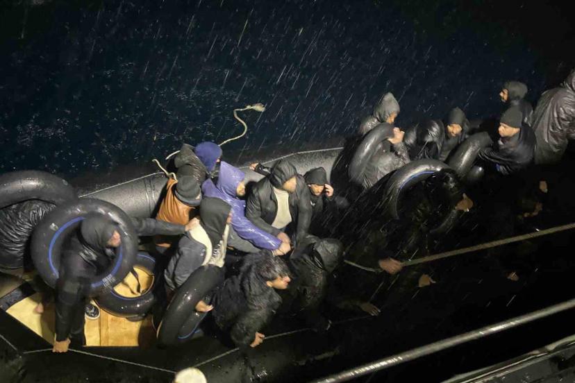 Yağmurun altında denizde sürüklenen göçmenlere sahil güvenlik yetişti