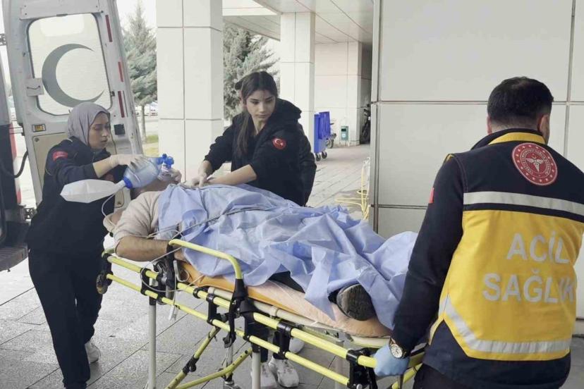 Yakınını kaza yerinde gören adam kalp krizi geçirdi