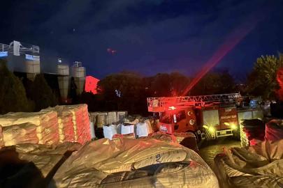 Yalıtım fabrikasında yangın: 16 kişi dumandan etkilendi