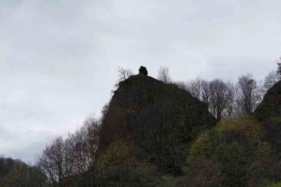 Yamaçtaki ilginç kaya dikkat çekiyor