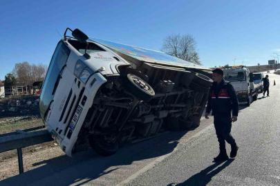 Yan yatan kamyonette 2 kişi yaralandı