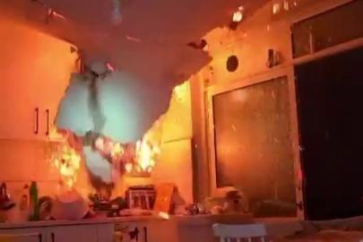 Yangında tavan çöktü, itfaiye ekipleri ölümden döndü... O anlar kameraya yansıdı