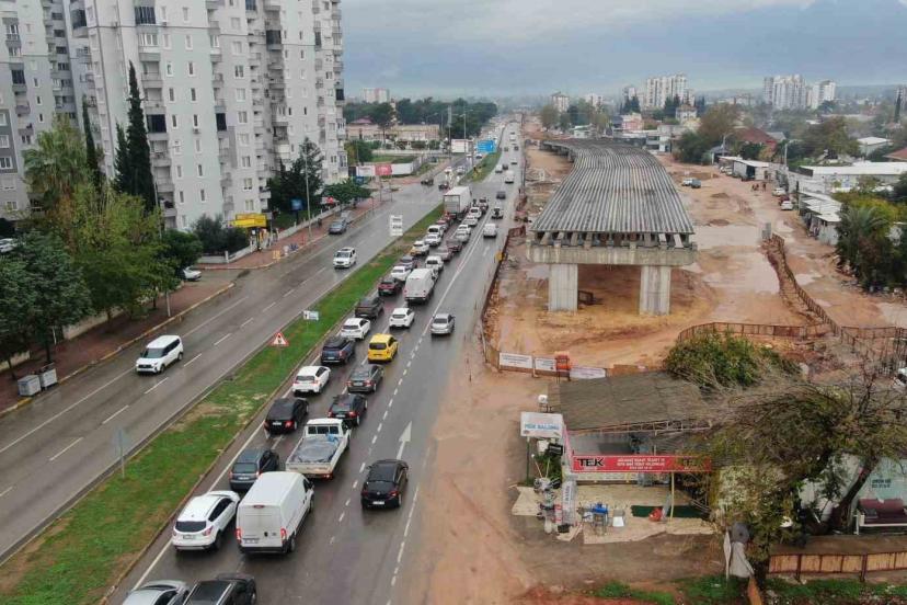 Yapımı devam eden köprülü kavşak inşaatı pideciye takıldı