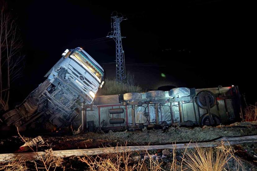 Yaralıya yardım etmek istedi, emniyet şeridindeki otomobiline ticari araç çarptı: 4 yaralı