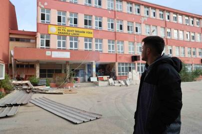 Yarım asırlık okulda yıkım çalışmaları başladı: Mezunlar son kez hüzünle gezdi