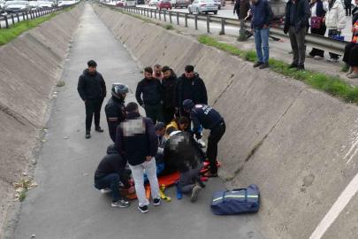 Yayaya yol veren motosikletli arkasından gelen otomobilin çarpmasıyla kanala uçtu