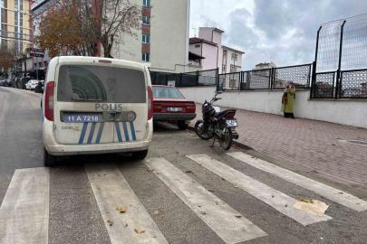 Yayaya yol verirken, arkadan motosiklet çarptı