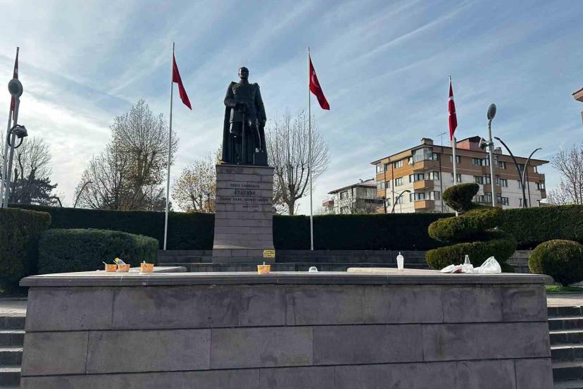 Yediler içtiler, sokakta çöplerini bıraktılar