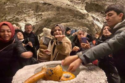 Yerin 150 metre altındaki bu mağarada şifa arıyorlar