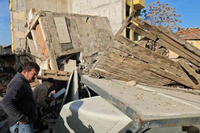 Yıkım sırasında enkaz altında kalmaktan saniyelerle kurtuldular