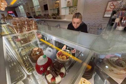 Yılbaşına özel hazırlanan 40 pastaya altın gizlediler