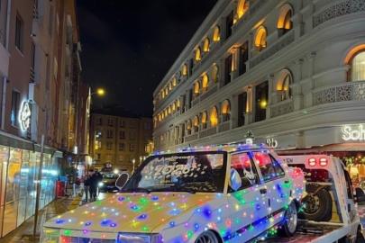 Yılın son günü arabasını ışıklarla kapladı