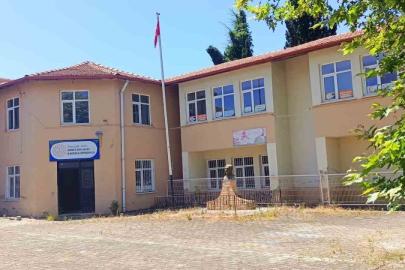 Yıllar önce kapısına kilit vurulan İlk ve Ortaokulu yıkılıyor