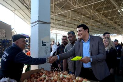 Yılmaz, pazarda vatandaş ve esnafla buluştu