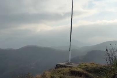 Yıpranan bayrak değiştirilmeyi bekliyor