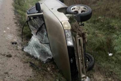 Yoğun sis beraberinde kaza getirdi: Devrilen otomobil sürücüsü yaralandı