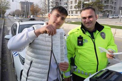 Yolcu kapısından inen ehliyetsiz sürücü drondan kaçamadı: "Gafil avlandım" dedi, ceza makbuzuyla hatıra fotoğrafı çektirdi